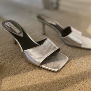SUPER CUTE SLIDE - SILVERS SIZE 8